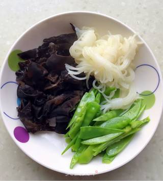 Cold Konjac Chicken Shredded Snow Peas recipe