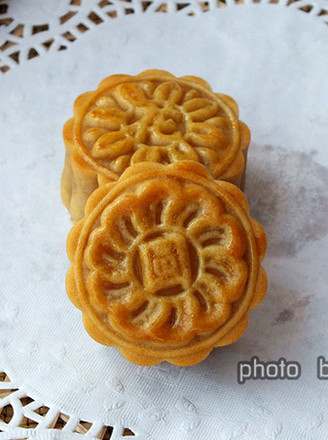 Cantonese-style Kidney Bean Filling Mooncakes recipe