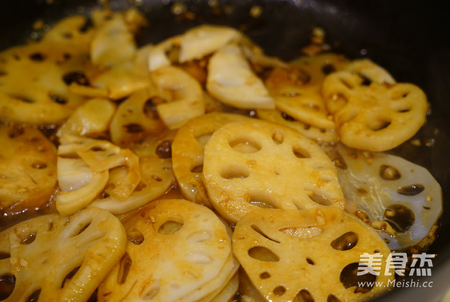 Small Bowl of Autumn Ears Stir-fried Char Siew with Lotus Root recipe