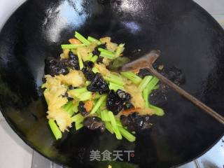 Stir-fried Celery with Double Ears recipe