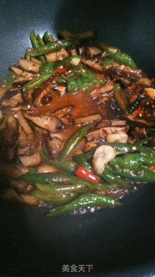 Double Pepper Stir-fried Wugang Braised Dry recipe