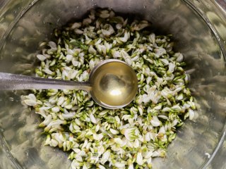 Stir-fried Sophora Japonica with Garlic Cloves and Pepper recipe