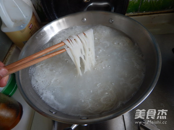 Stir-fried Rice Noodles with Shredded Pork recipe