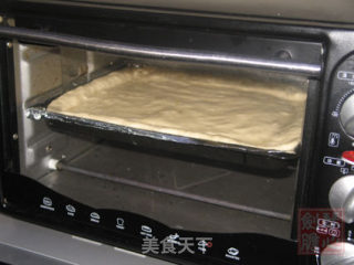 There is A Small Kitchen at Home--little Mm Learns to Make Pizza recipe