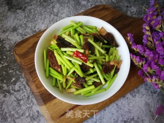 Stir-fried Garlic Moss with Morels recipe