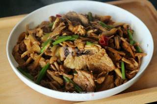 Stir-fried Pork with Wild Yellow Mushroom (inner Mongolian Wild Yellow Mushroom with Tender Celery) recipe