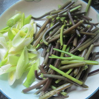 Stir-fried Mountain Fern with Garlic recipe