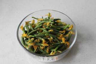 Fried Squid with Cucumber Flower recipe