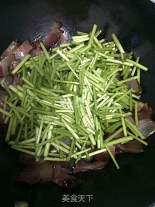 Stir-fried Artemisia with Smoked Meat recipe