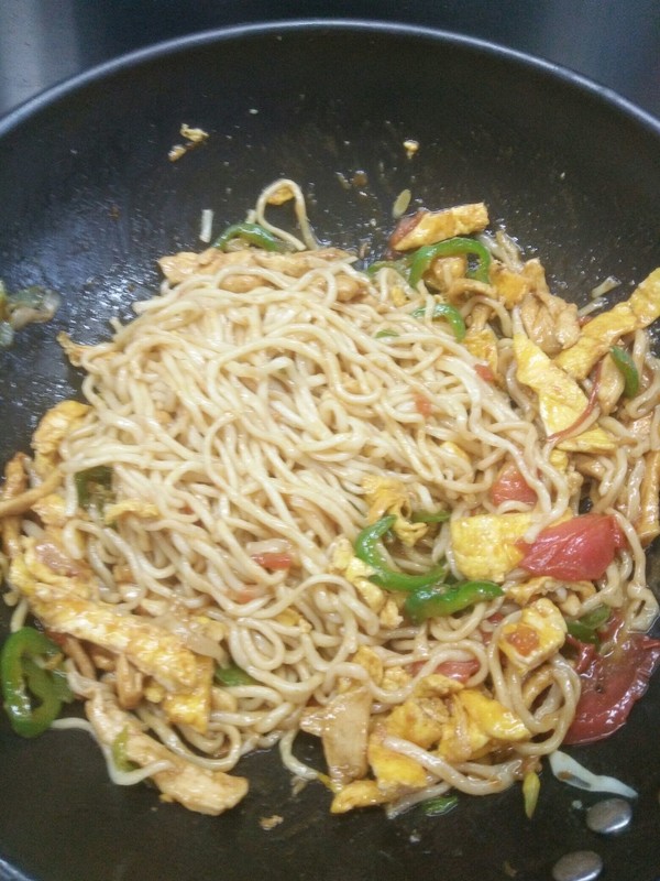 Fried Noodles with Egg and Shredded Chicken recipe