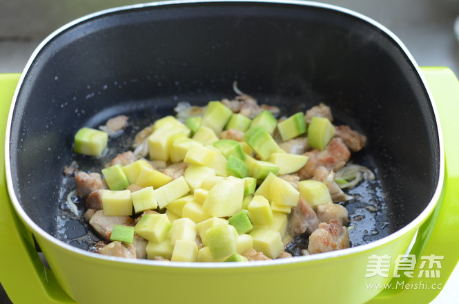 Braised Rice with Chicken Nuggets and Carrots recipe