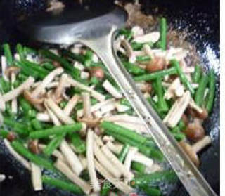 Stir-fried Shrimp with Tea Tree Mushroom and Beans recipe