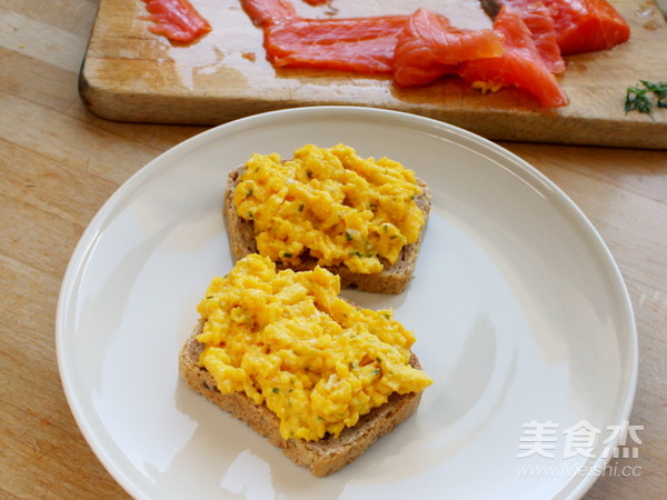 Salmon Scrambled Egg Sandwich recipe