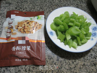 Stir-fried Celery with Crispy Cashew Nuts recipe