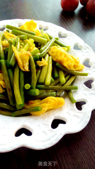 Scrambled Eggs with Garlic Stalks recipe
