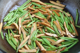 Stir-fried Dried Bean Curd with Wormwood recipe