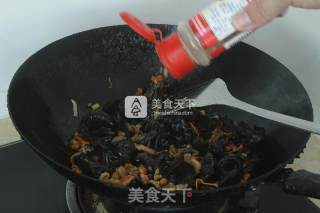 Stir-fried Fungus with Pork and Cordyceps recipe