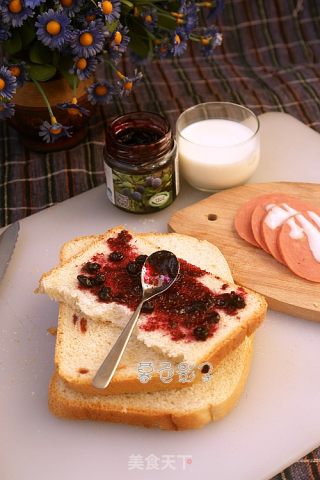 Toast Slices with Blueberry Sauce recipe