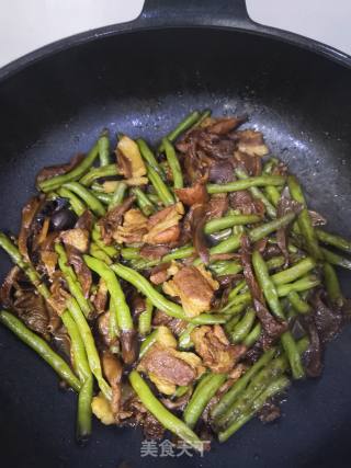 Stewed Beans with Mushroom and Pork Slices recipe