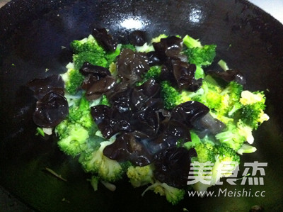 Fried Fungus with Broccoli recipe