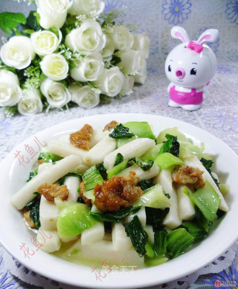 Stir-fried Rice Cake with Lard Residue and Green Vegetables recipe