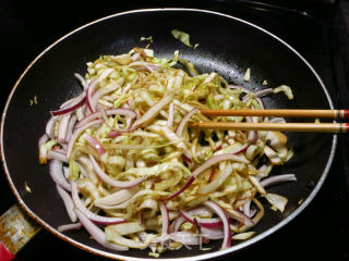 Stir-fried Fine Noodles with Barbecued Cabbage recipe