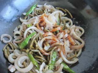 Stir-fried Pork Skin with Sour Cowpeas recipe