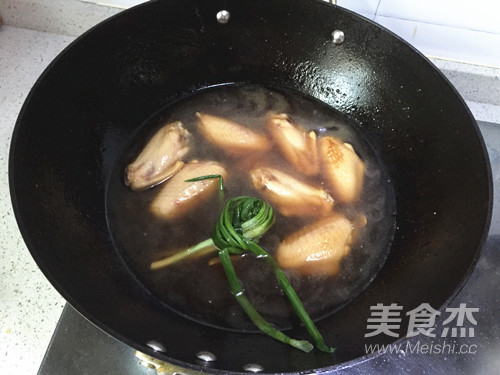 Braised Chicken Wings with Chestnuts recipe
