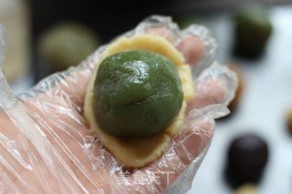 Pandan Lotus Paste Mooncakes recipe