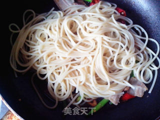 Stir-fried Pasta with Chinese and Western Combinations recipe