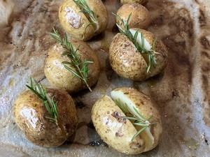 Roasted Potatoes with Rosemary, Wouldn't It be Fragrant to Roast Them Like This! recipe