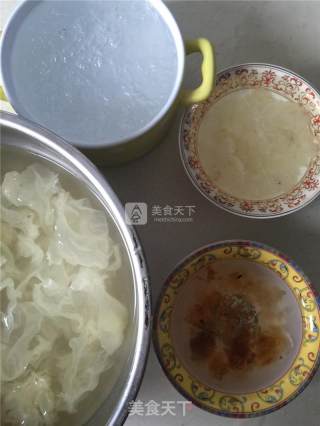 White Fungus, Wolfberry and Peach Flower Soup recipe