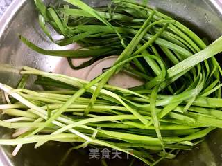 Stir-fried Pork Nest with Leek recipe