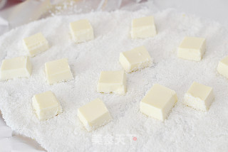 A Popular Dessert Full of Q-shredded Coconut Milk Cubes recipe