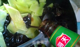Fresh and Small Fried---scrambled Eggs with Lettuce and Fungus recipe