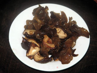 [cantonese Cuisine] Braised Duck with Mushrooms and Cloud Ears recipe