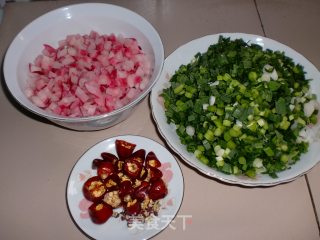 Stir-fried Pickled Radish with Garlic Sprouts (home Cooking) recipe