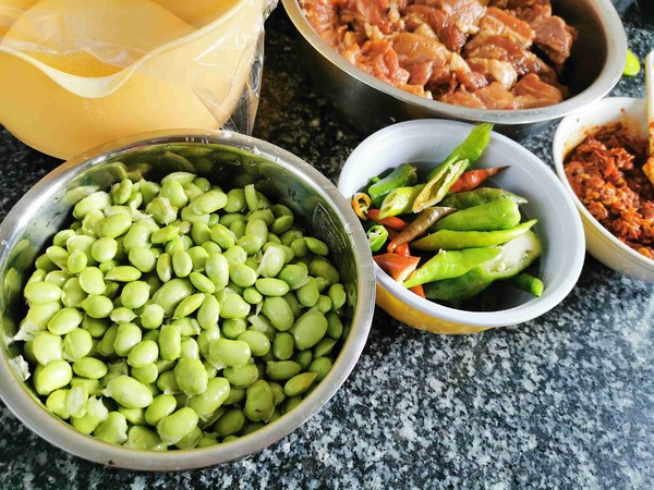 Steamed Bun with Pork Ribs and Roasted Edamame recipe