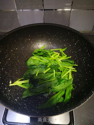 Black Pepper Spinach and Egg Fried Noodles recipe