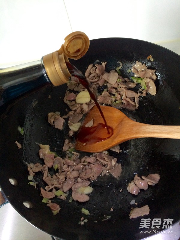 Stir-fried Pork with Garlic Stalks recipe
