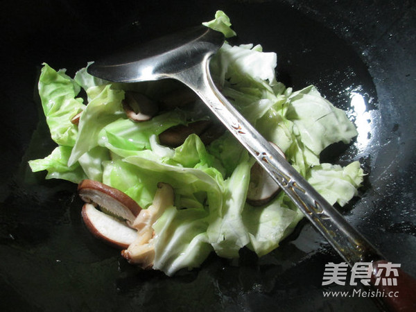 Boiled Noodles with Mushrooms and Cabbage recipe