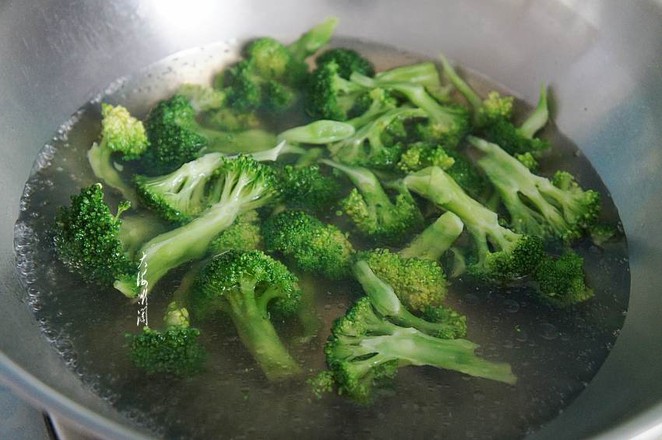 Cold Broccoli Black Fungus recipe