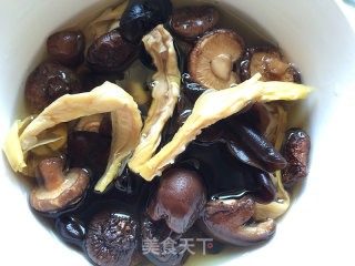 Goji Mushroom and Chicken Thigh Soup recipe