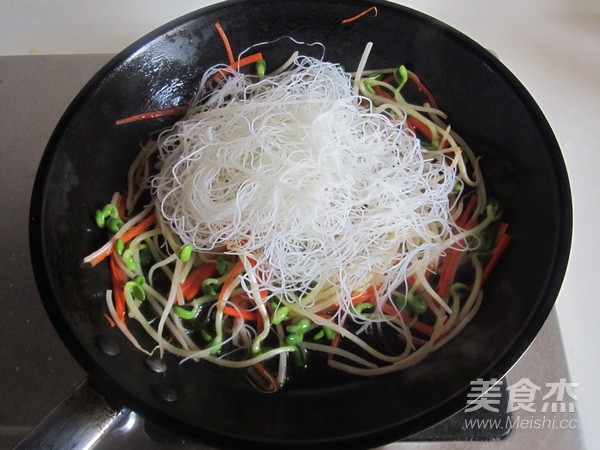 Stir-fried Rice Noodles with Seafood recipe