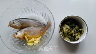 Grilled Yellow Croaker with Pickles recipe