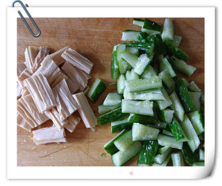 Pepper-flavored Nuts and Cucumber recipe