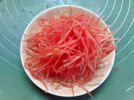 Stir-fried Instant Noodles with Whitebait, Seaweed and Carrot recipe