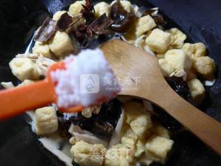 Braised Bamboo Shoots with Black Fungus and Small Oil Tofu recipe