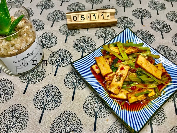 Stir-fried Xianggan with Celery recipe