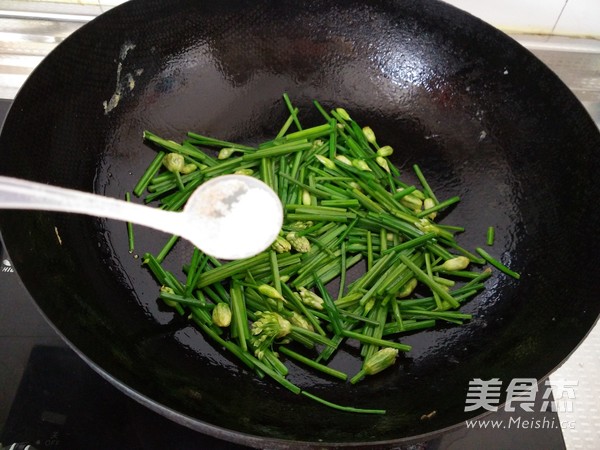 Scrambled Eggs with Chive Moss recipe